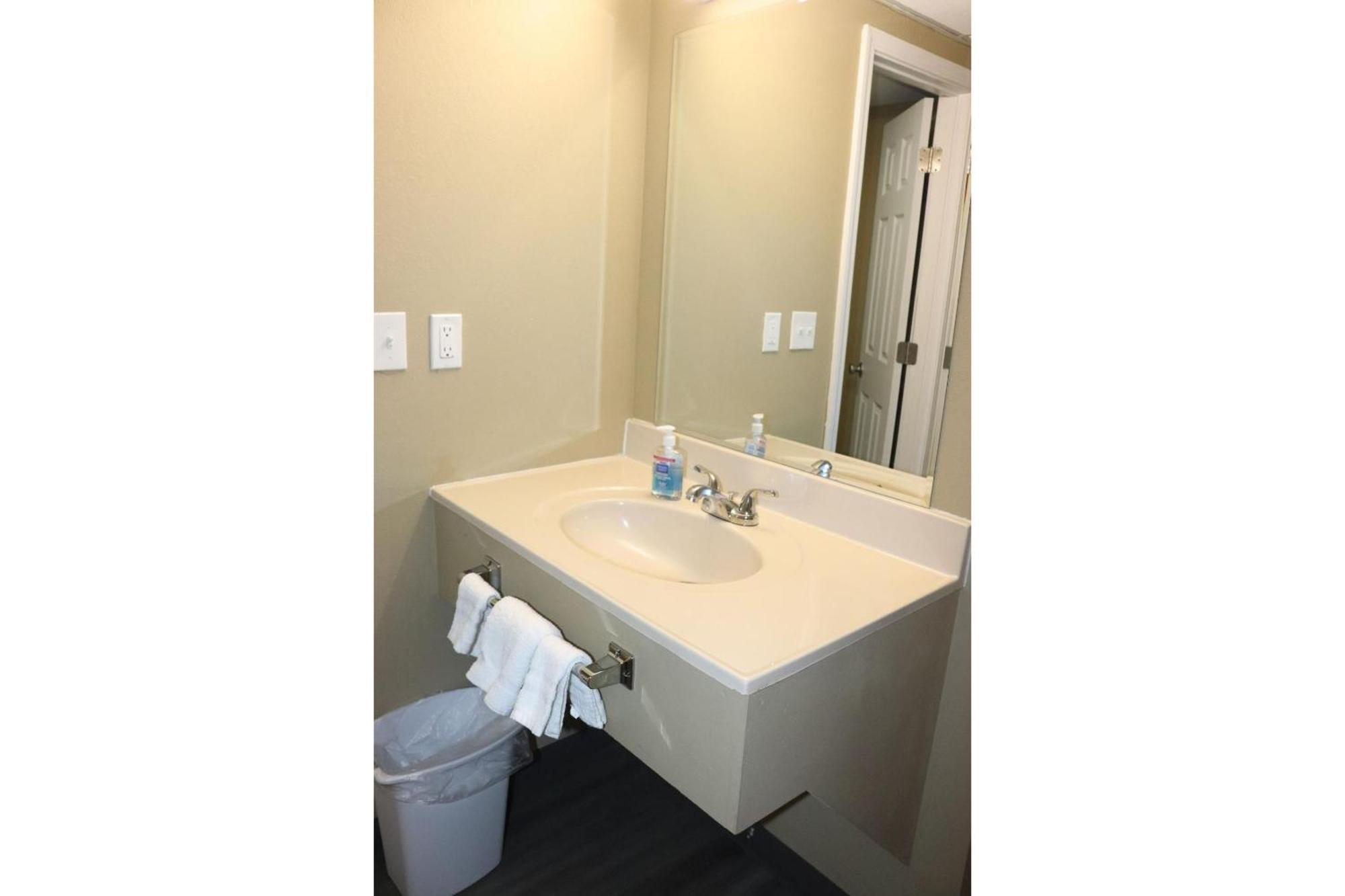 Deluxe Inn & Suites By Oyo Miami Ok Eksteriør bilde